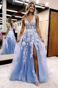 Vestido largo de fiesta azul con escote en V profundo y corte en A, con apliques.