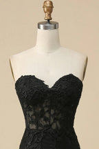 Robe de bal longue en dentelle à corset et décolleté cœur, fendue.