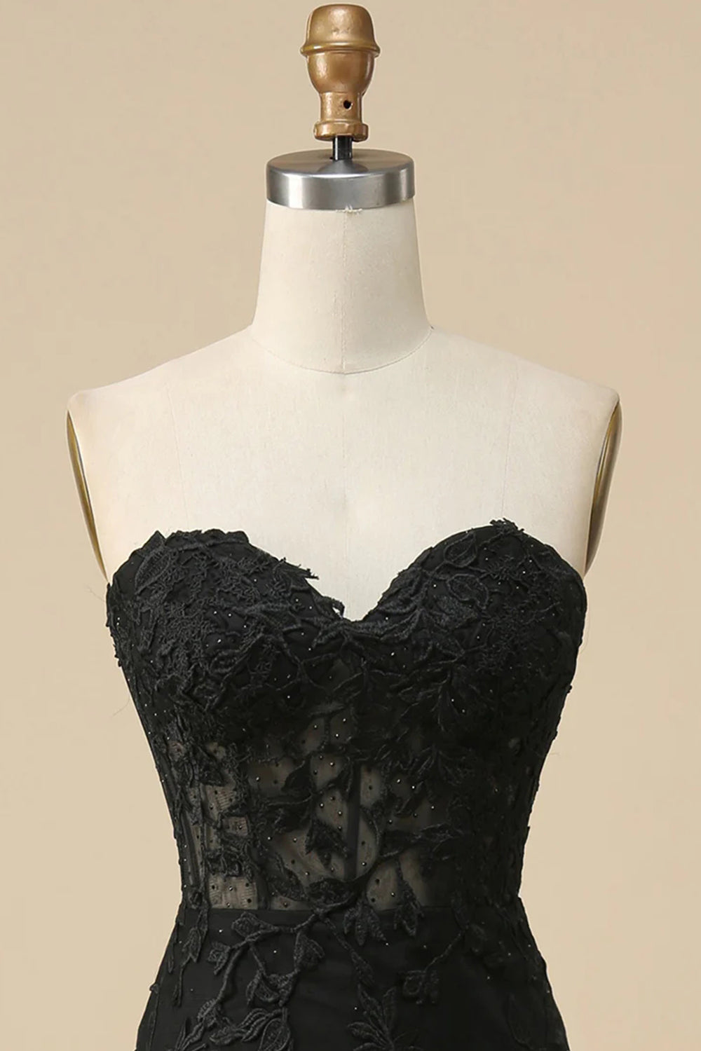 Robe de bal longue en dentelle à corset et décolleté cœur, fendue.