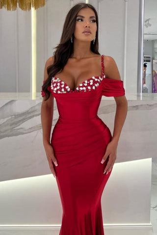 Vestido de fiesta largo de satén rojo estilo sirena con tirantes finos, escote corazón y hombros descubiertos, con volantes.