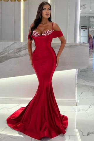 Vestido de fiesta largo de satén rojo estilo sirena con tirantes finos, escote corazón y hombros descubiertos, con volantes.