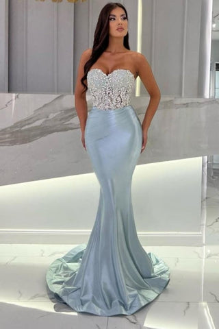 Vestido de fiesta largo sin mangas con escote corazón y mangas estilo sirena azul cielo de Dbrbridal con pedrería