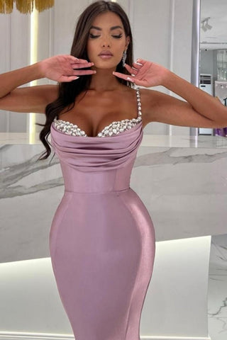 Vestido de graduación largo sin mangas con escote corazón, tirantes finos, volantes de glicinas y estampado de sirena de Dbrbridal, con cuentas y volantes de glicinas.