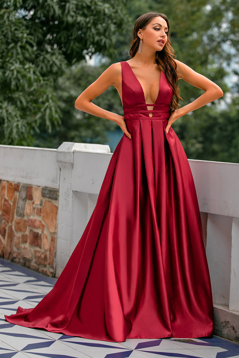 Vestido de fiesta de satén burdeos con escote en V profundo y corte en A
