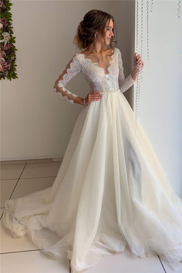 Robe de mariée en dentelle à manches longues ornée de perles