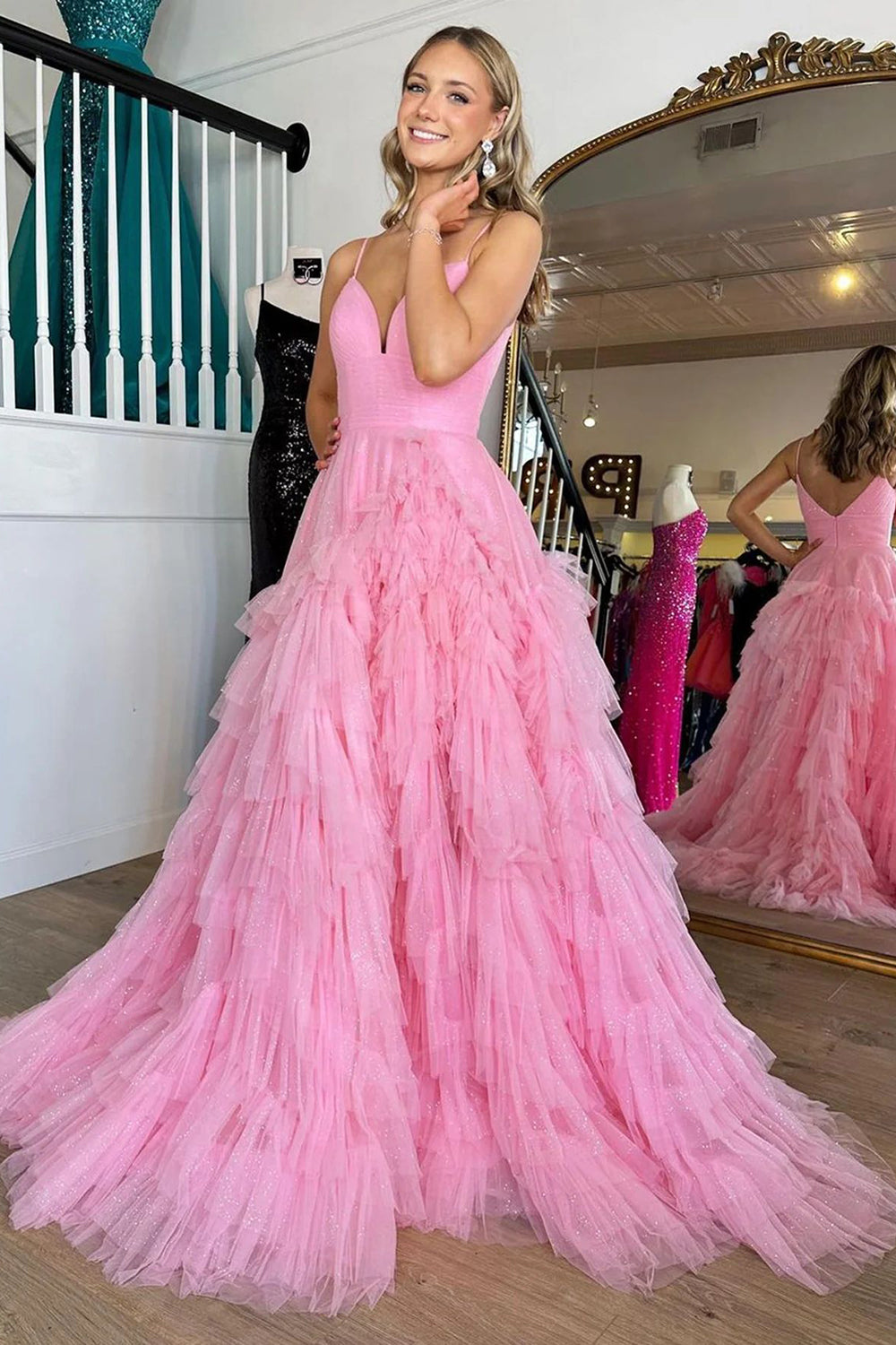 Vestido largo de fiesta rosa con tirantes finos, corte en A y volantes