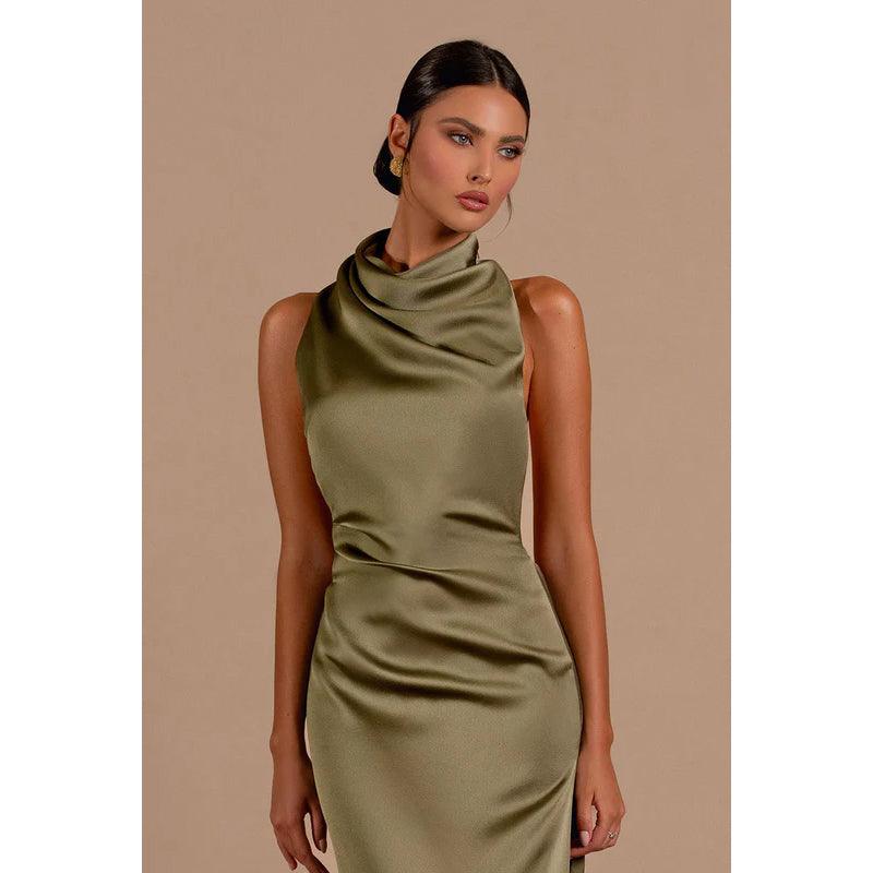 Vestido de noche largo de satén con escote halter, espalda descubierta y abertura lateral.