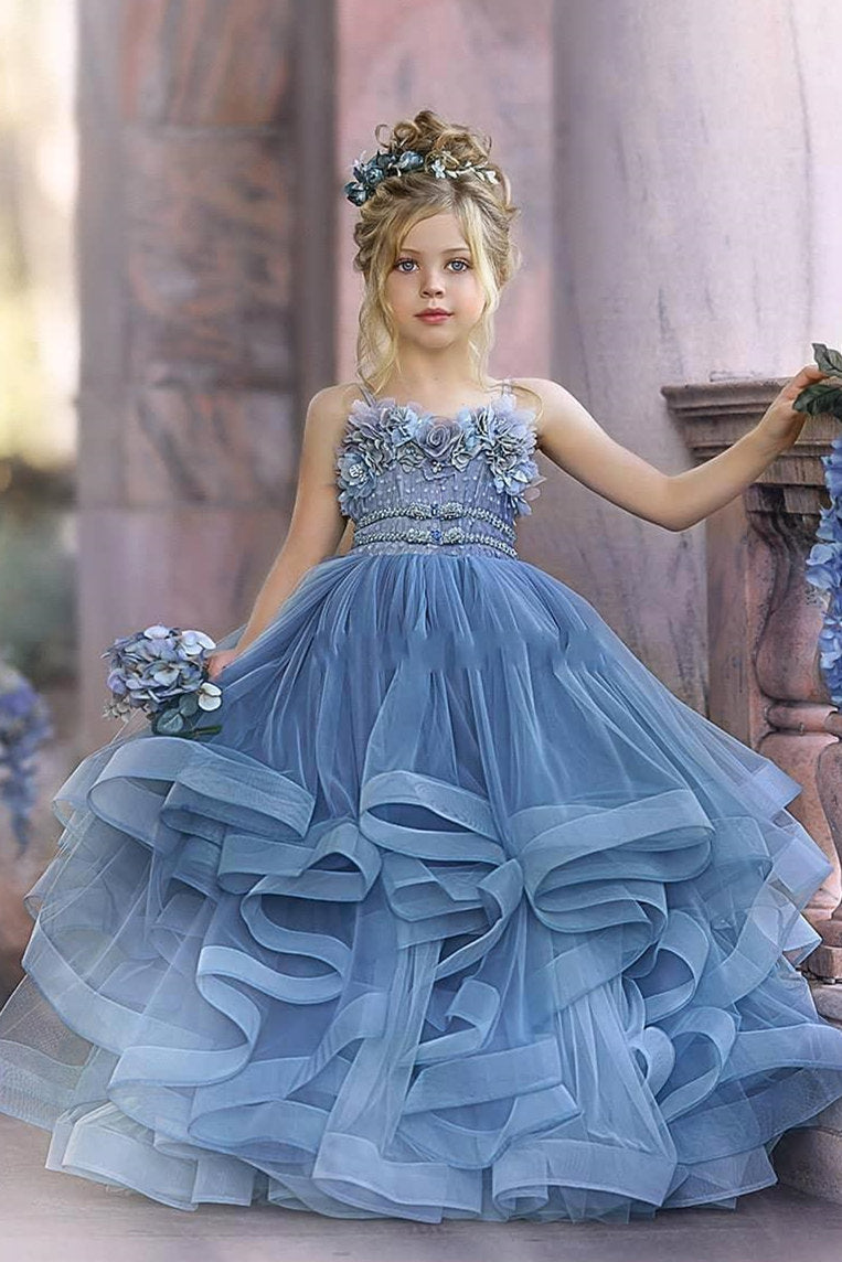 Vestido de niña de las flores de tul azul con tirantes finos y aplicaciones.