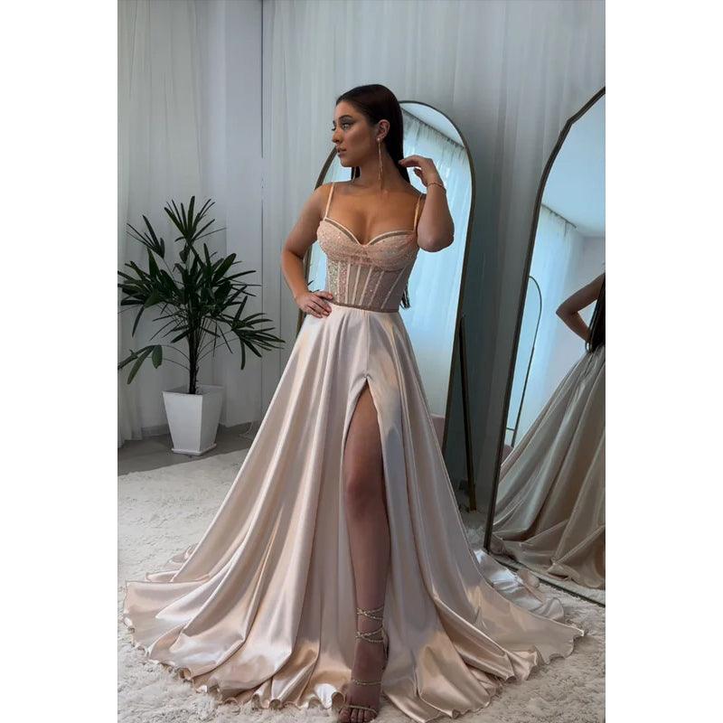 Superbe et charmante robe de bal de fin d'année trapèze à bretelles spaghetti et fente