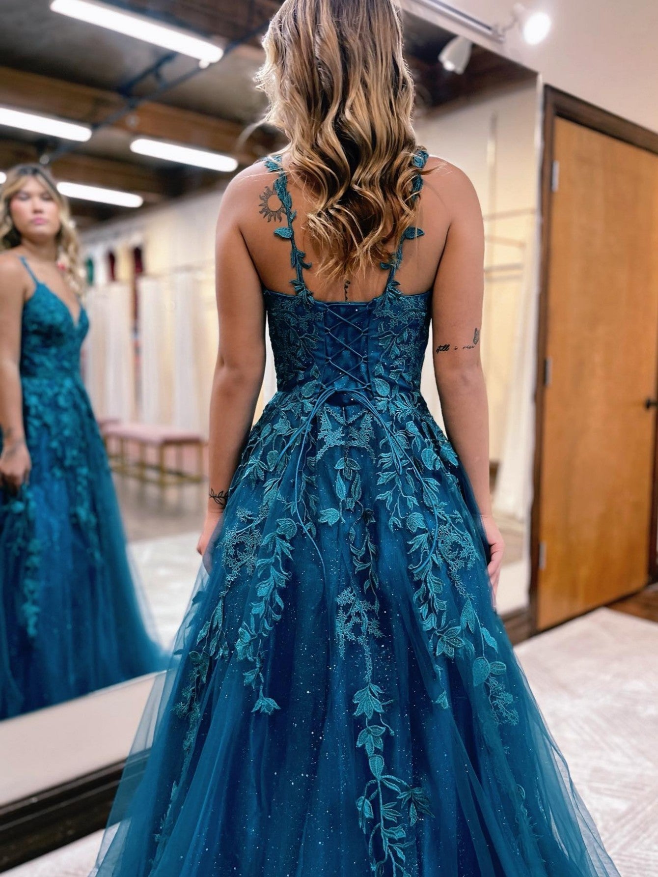Vestido de graduación de tul y encaje azul tinta con purpurina de línea A