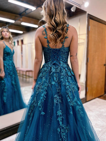 Robe de bal trapèze bleu encre à paillettes, tulle et dentelle