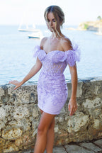 Vestido de fiesta color lavanda con hombros descubiertos y plumas