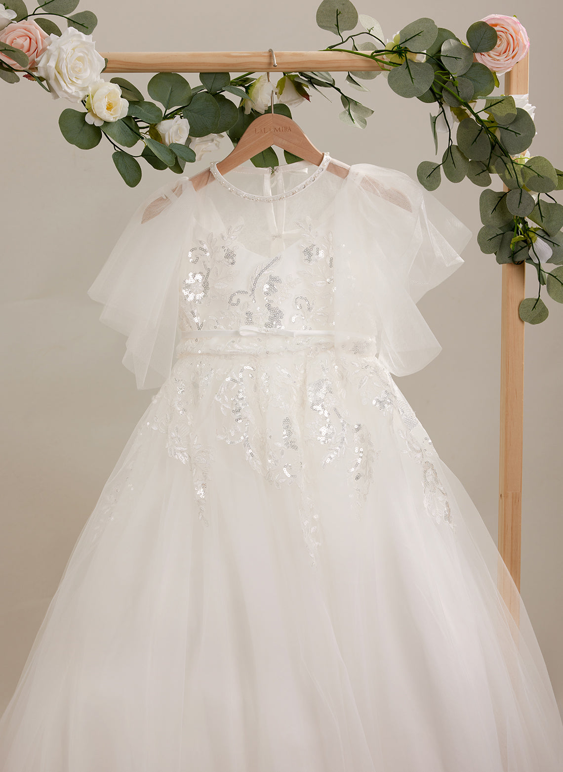 Vestido de niña de las flores para la Primera Comunión, corte en A, de tul con cola de barrido, color marfil. 