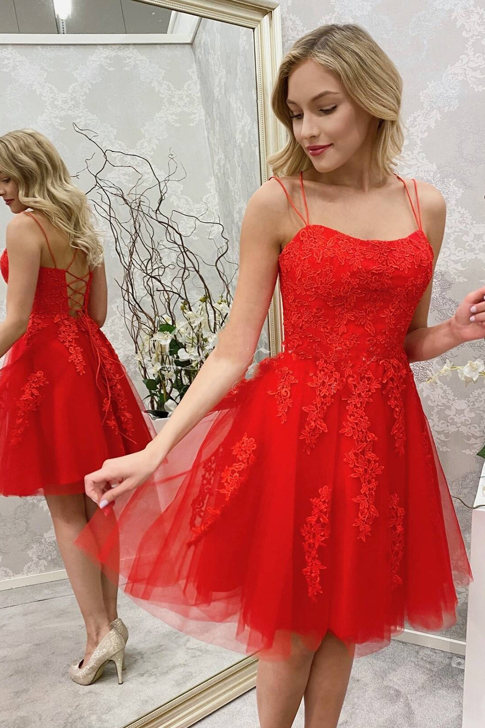 Robe de bal courte à fines bretelles ornée d'appliqués