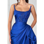 Robe de soirée empire en satin, ajustée, sans bretelles, froncée, avec des appliques 