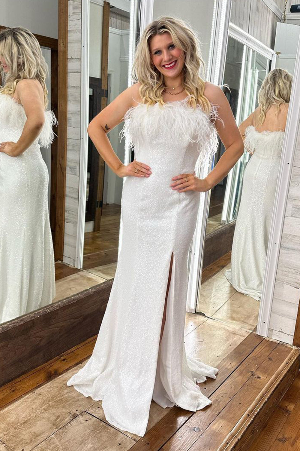 Robe de bal longue sirène sans bretelles à sequins bleu clair et plumes