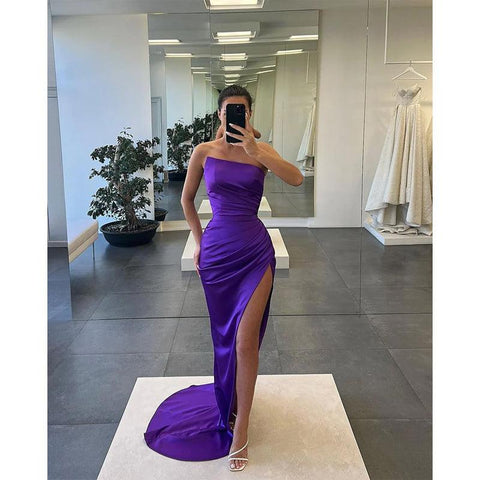 Vestido largo de fiesta sin tirantes con pliegues y abertura alta 