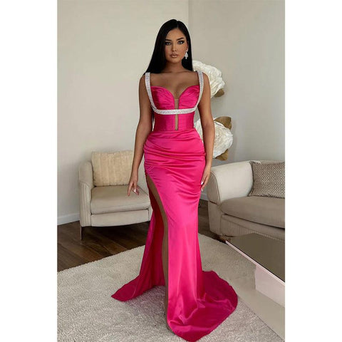 Vestido de fiesta de satén con tirantes finos, escote en V y abertura en la espalda. 