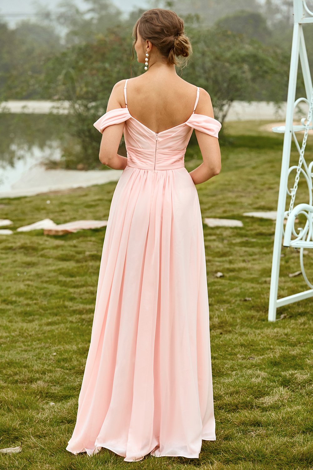 Vestido de dama de honor color rubor con hombros descubiertos