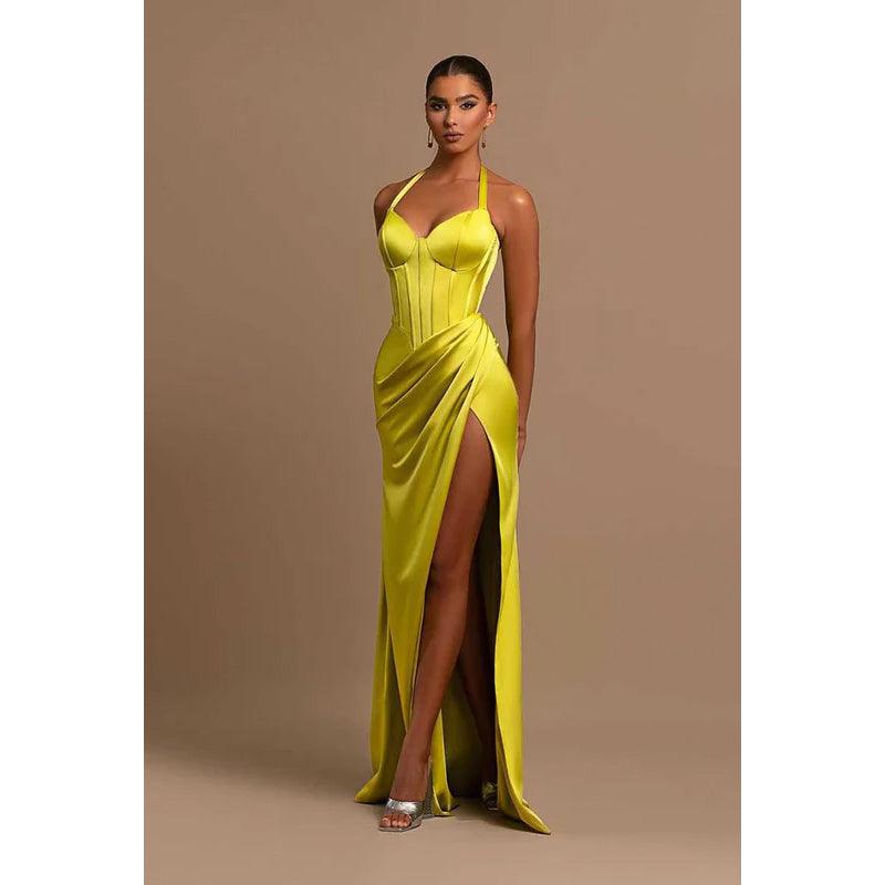 Robe de soirée longue froncée à col licou et décolleté en cœur avec fente sur la cuisse