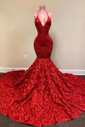 Robe de bal sirène rouge à sequins, décolleté plongeant en V, dos nu et bretelles spaghetti, style licou.