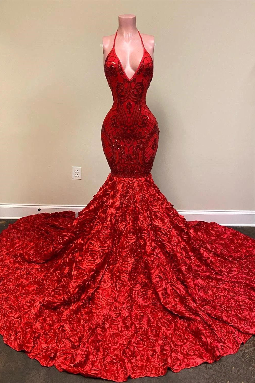 Robe de bal sirène rouge à sequins, décolleté plongeant en V, dos nu et bretelles spaghetti, style licou.