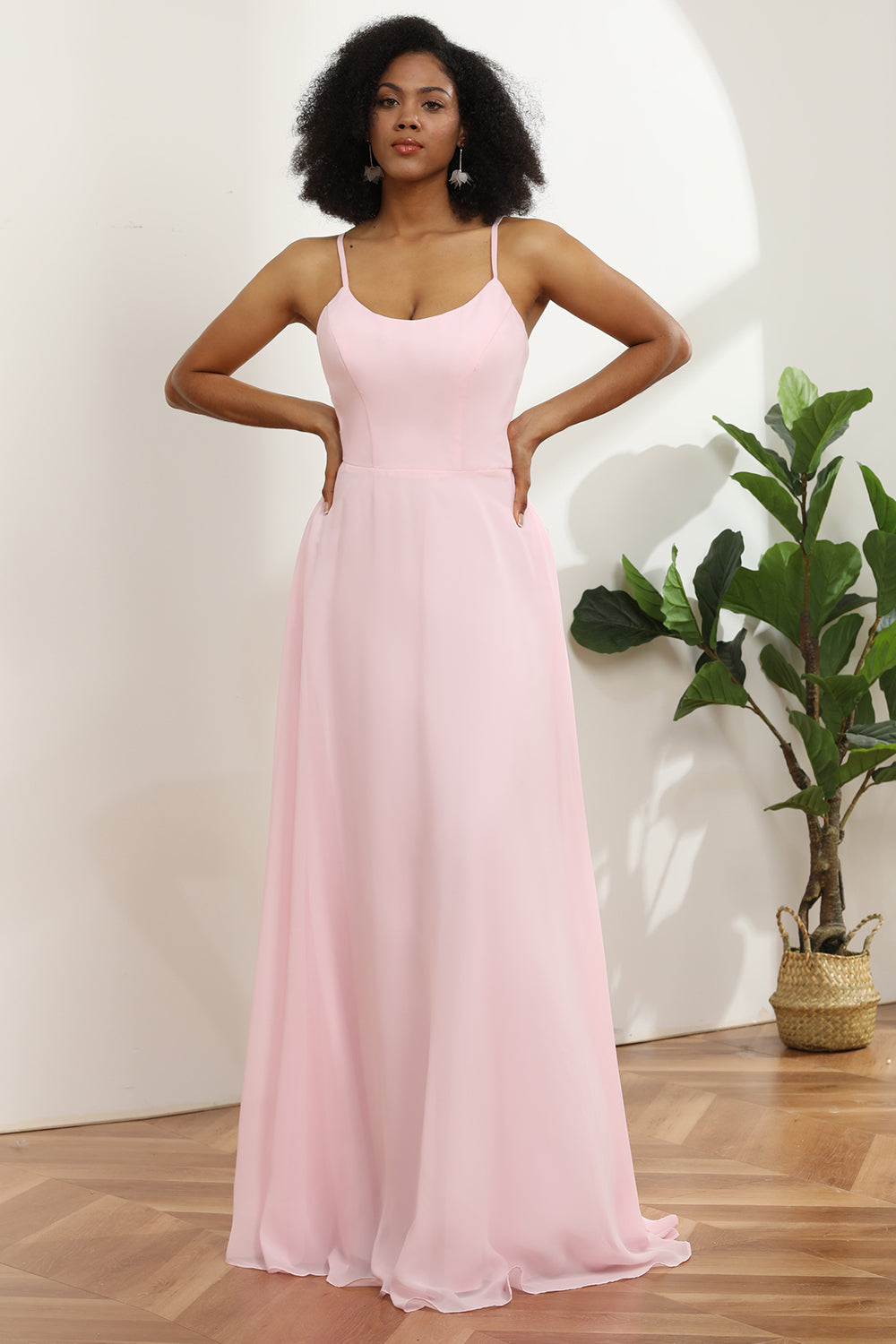 Vestido de dama de honor rosa de gasa con tirantes finos