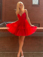 Vestido corto de fiesta de bienvenida con escote en V profundo y corte en A, de corte asimétrico y volantes.