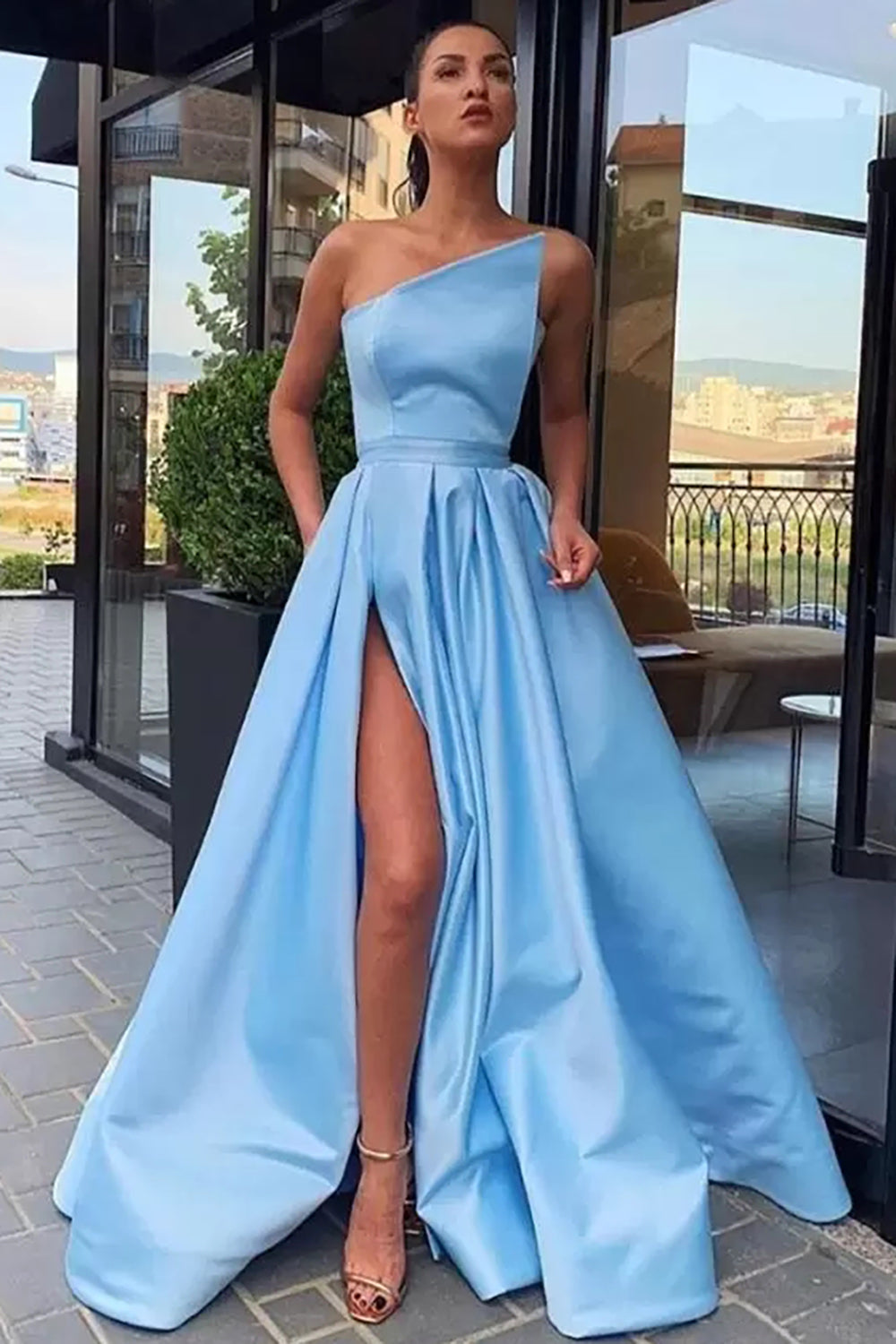 Vestido largo de fiesta azul sin tirantes, corte en A, con abertura
