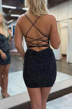 Robe de bal courte fourreau à fines bretelles et sequins, dos croisé.