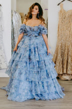 Sigourney | Robe de bal longue trapèze à volants et imprimé floral bleu
