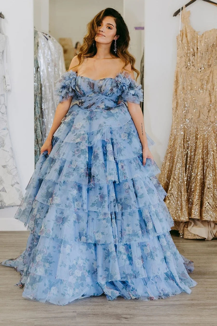Sigourney | Robe de bal longue trapèze à volants et imprimé floral bleu