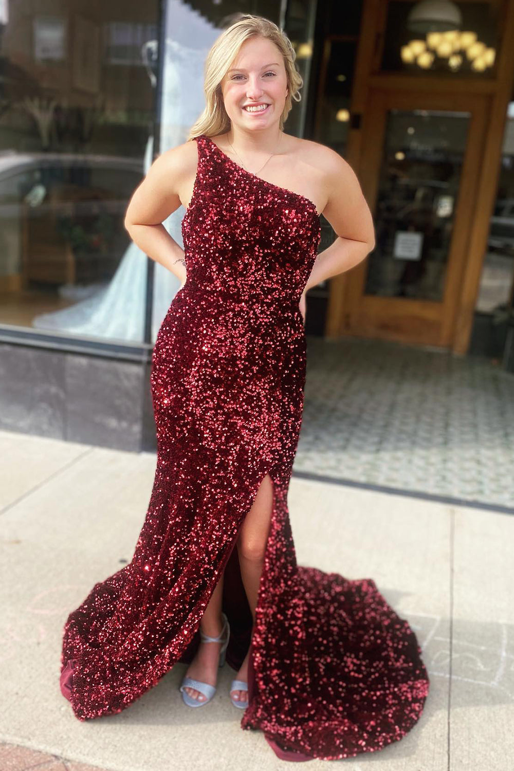 Robe de bal fourreau asymétrique rouge à sequins avec fente.