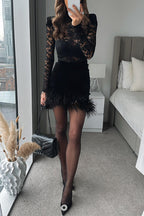 Robe courte en dentelle, velours et patchwork à bordure de plumes à apprécier 