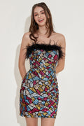 Vestido de cóctel sin tirantes y colorido con plumas