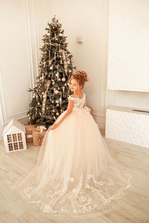 Lindo vestido de niña de las flores de tul y encaje con mangas cortas