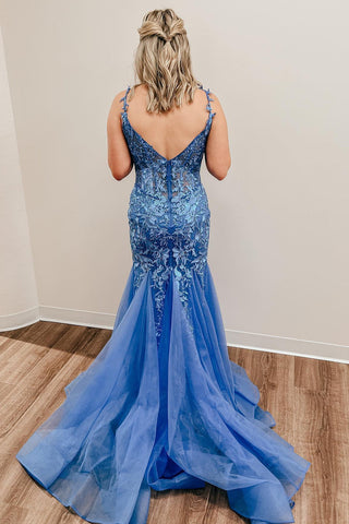 Vestido de fiesta de sirena con tirantes finos y apliques