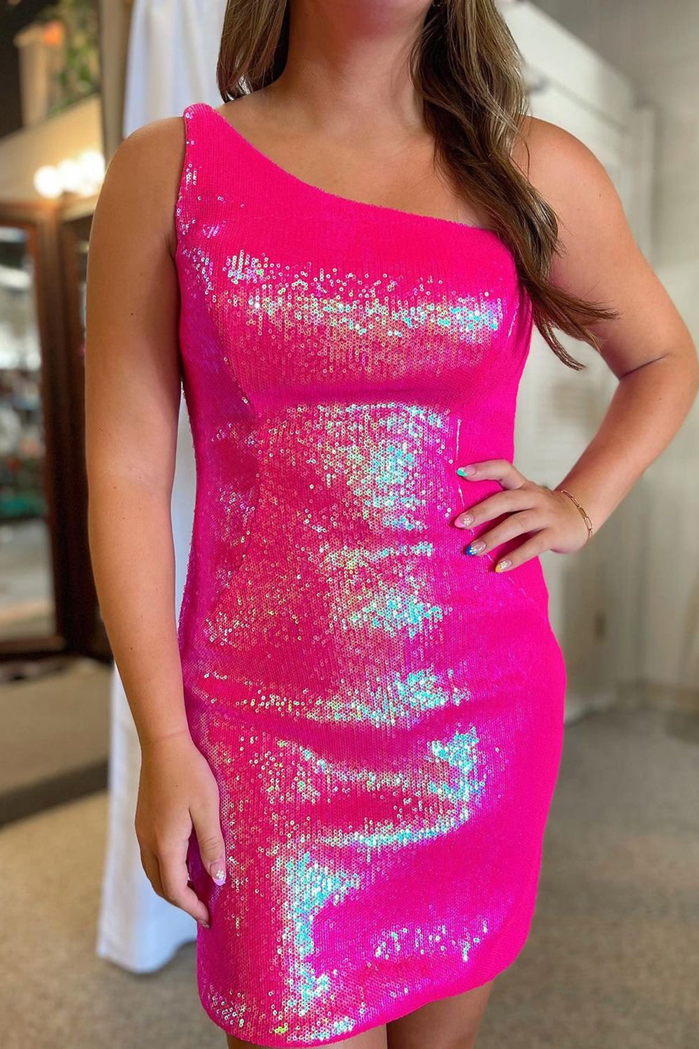 Robe de bal courte à sequins rose fuchsia Sweet Magic, asymétrique à une épaule.