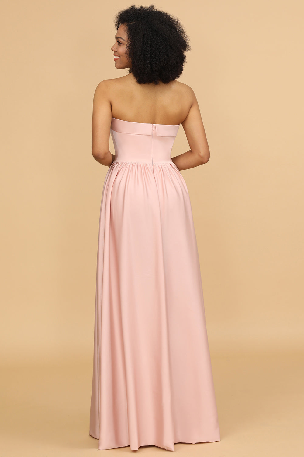 Vestido largo de dama de honor de satén rosa pálido sin tirantes, corte en A