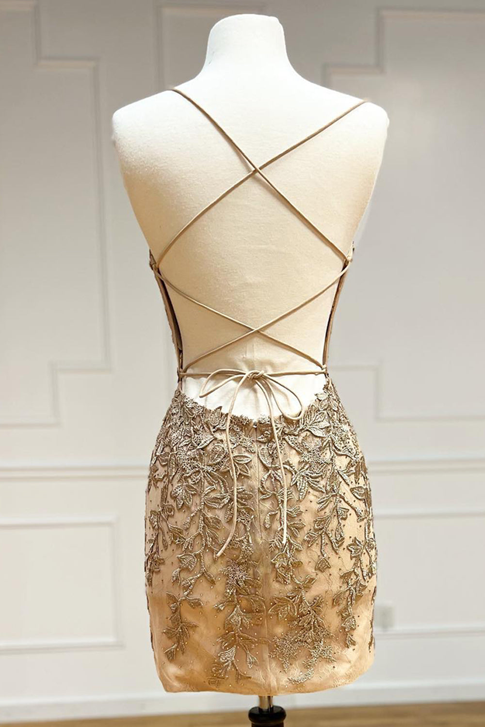 Robe de bal courte gris foncé à fines bretelles et fourreau, ornée d'appliqués
