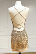 Robe de bal courte gris foncé à fines bretelles et fourreau, ornée d'appliqués