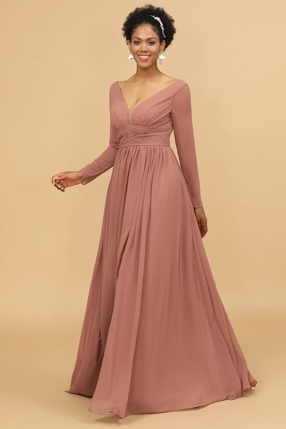 Vestido de dama de honor rosa con cuello en V y mangas largas