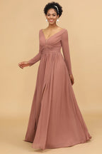 Vestido de dama de honor rosa con cuello en V y mangas largas