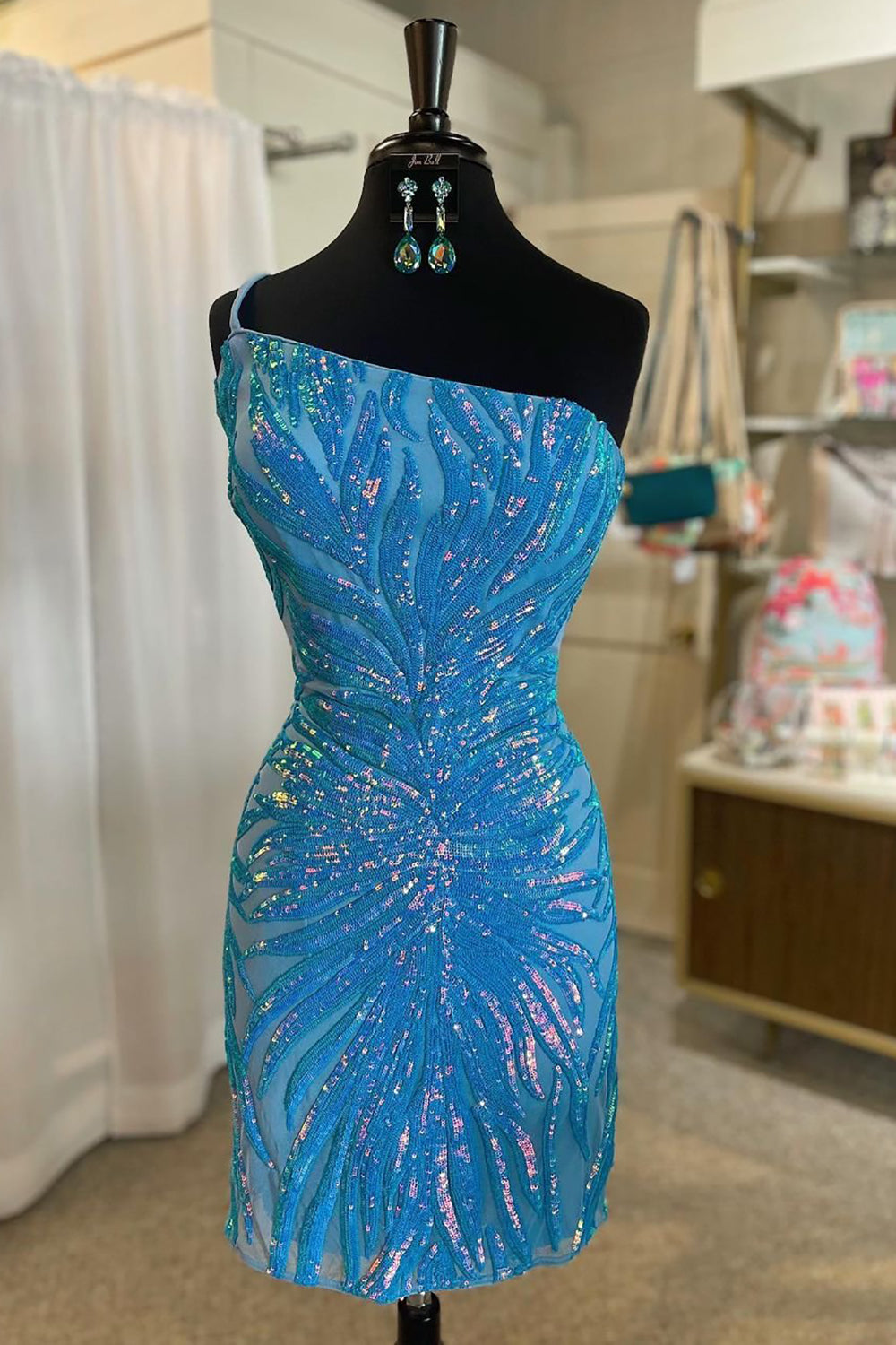 Vestido corto de fiesta con lentejuelas moradas de un solo hombro y corte sirena brillante