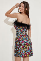 Vestido de cóctel sin tirantes y colorido con plumas