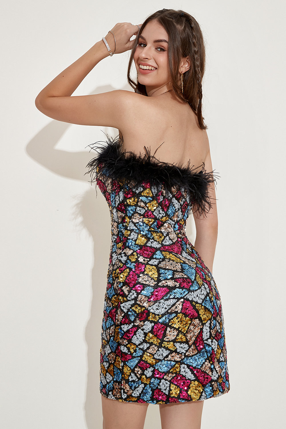 Vestido de cóctel sin tirantes y colorido con plumas