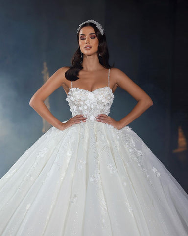 Vestido de novia de encaje corte A, largo hasta el suelo, con escote corazón, sin mangas, tirantes finos y volantes.