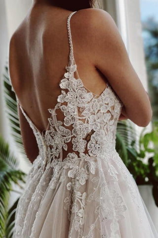 Vestidos de novia de diseño, corte en A, con apliques, escote en V y encaje.