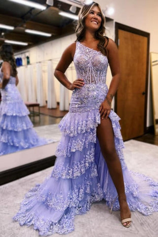 Superbe robe de bal en satin sans manches avec volants fendus