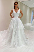 Robe de mariée blanche sans manches en dentelle, coupe trapèze, col en V et appliques, signée par un créateur